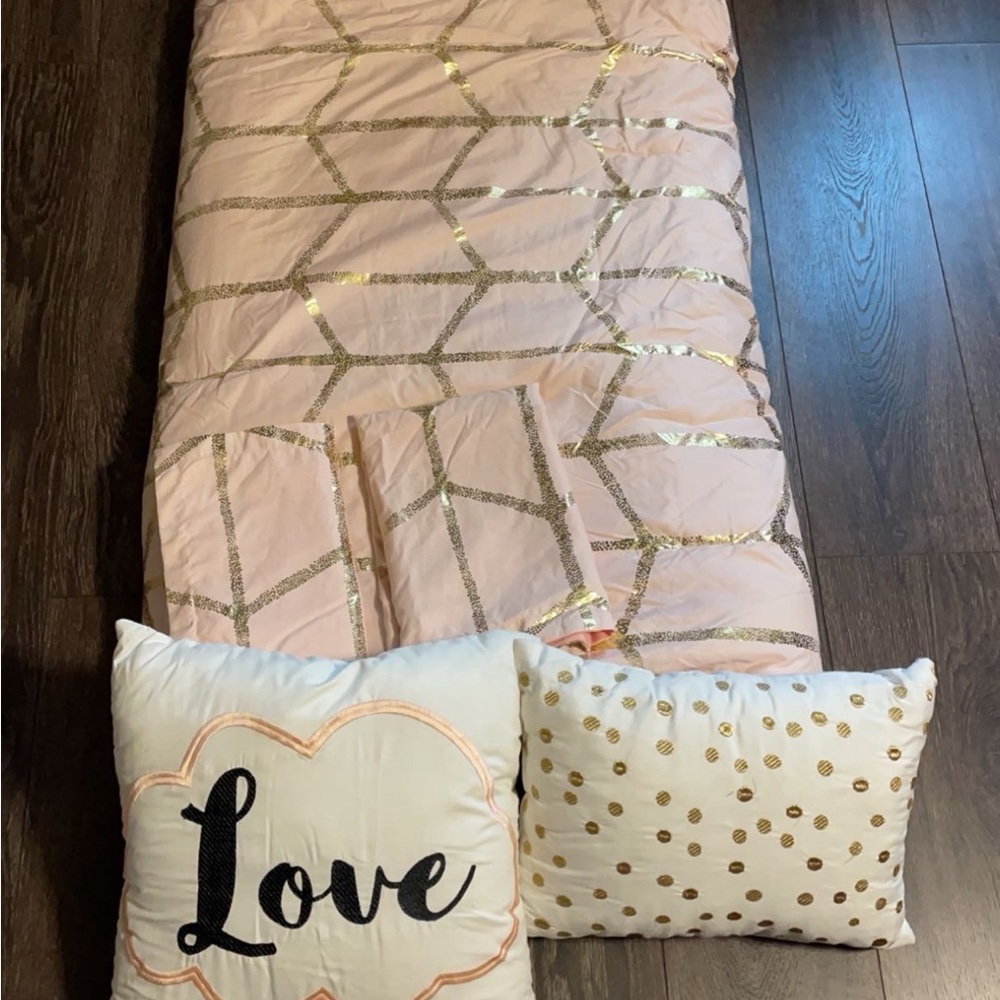 Luxurious Pink and Gold Comforter with Geometric Design